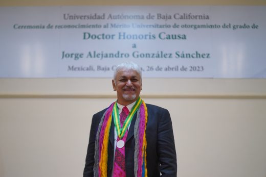 Jorge A. González recibe el grado de doctor honoris causa por la UABC