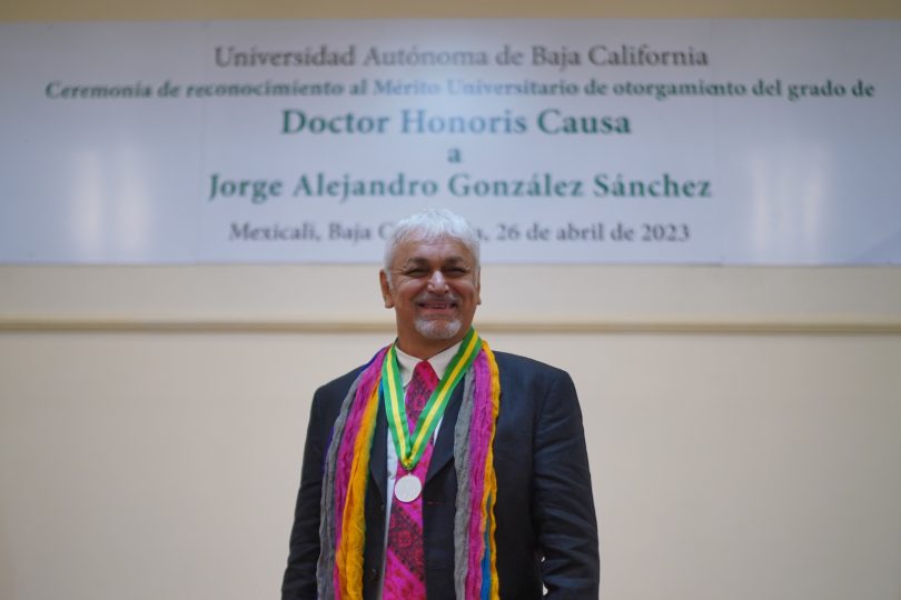 Jorge A. González recibe el grado de doctor honoris causa por la UABC